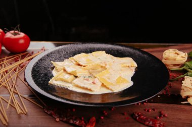 Lezzetli soslu lezzetli klasik İtalyan makarnası..