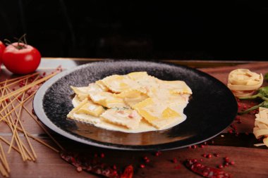 Lezzetli soslu lezzetli klasik İtalyan makarnası..