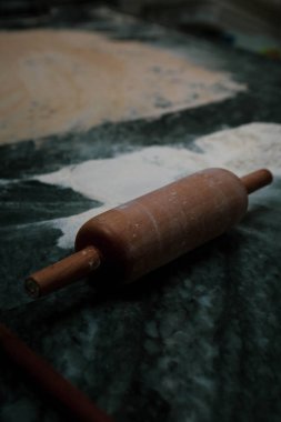 Türk pizzası ya da lahmacun yapmak - Akdeniz ülkelerinde fast food ve popüler sokak yemekleri. Hamur, kıyma ve sebze karışımı Türk pidesini pişirmek için..