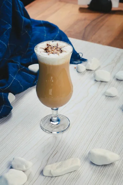 Ijskoffie Met Melk Ijs Koffie Latte Vrouw Met Glazen Kop — Stockfoto