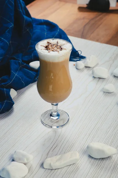 Ijskoffie Met Melk Ijs Koffie Latte Vrouw Met Glazen Kop — Stockfoto