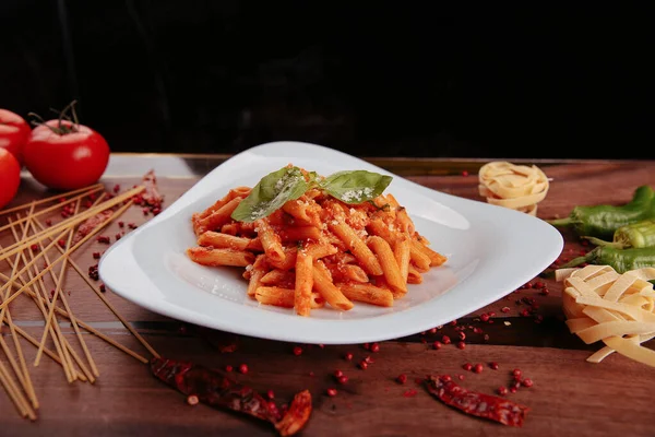 Lezzetli soslu lezzetli klasik İtalyan makarnası..