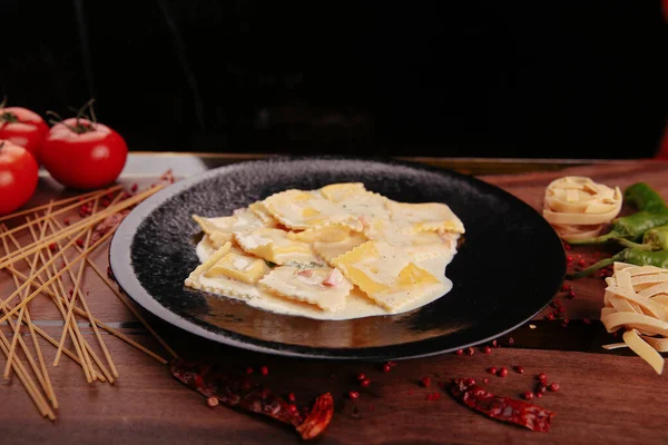 Lezzetli soslu lezzetli klasik İtalyan makarnası..