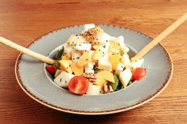 Taze salata tabağı ile karışık yeşillik