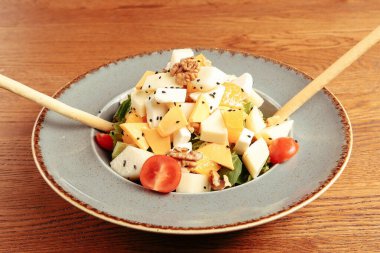 Taze salata tabağı ile karışık yeşillik