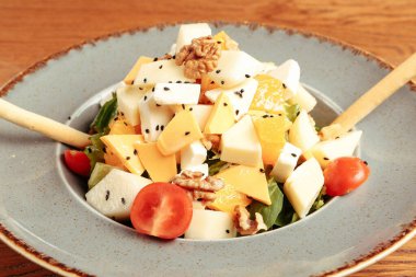 Taze salata tabağı ile karışık yeşillik