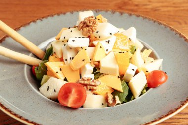 Taze salata tabağı ile karışık yeşillik