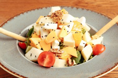 Taze salata tabağı ile karışık yeşillik