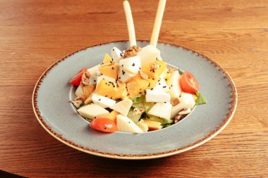 Taze salata tabağı ile karışık yeşillik