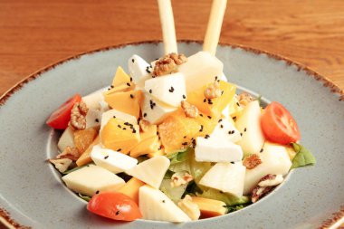 Taze salata tabağı ile karışık yeşillik