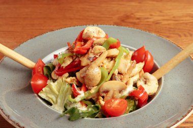 Taze salata tabağı ile karışık yeşillik