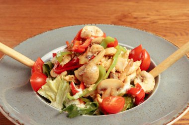 Taze salata tabağı ile karışık yeşillik