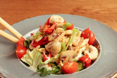 Taze salata tabağı ile karışık yeşillik