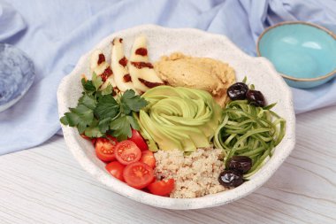 Taze salata tabağı ile karışık yeşillik