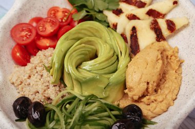 Taze salata tabağı ile karışık yeşillik