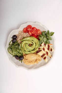 Taze salata tabağı ile karışık yeşillik