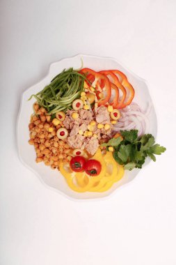 Taze salata tabağı ile karışık yeşillik