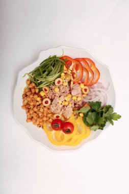 Taze salata tabağı ile karışık yeşillik