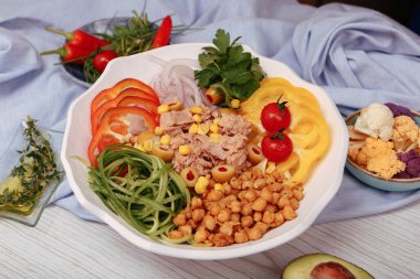 Taze salata tabağı ile karışık yeşillik