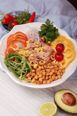 Taze salata tabağı ile karışık yeşillik