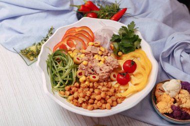 Taze salata tabağı ile karışık yeşillik