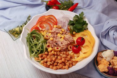 Taze salata tabağı ile karışık yeşillik