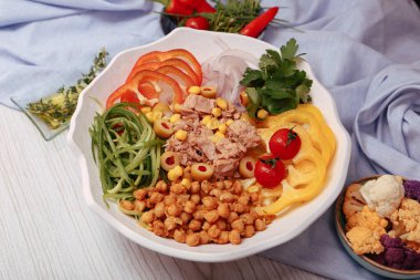 Taze salata tabağı ile karışık yeşillik