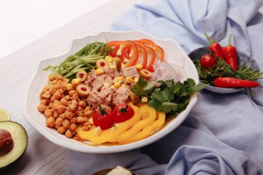 Taze salata tabağı ile karışık yeşillik