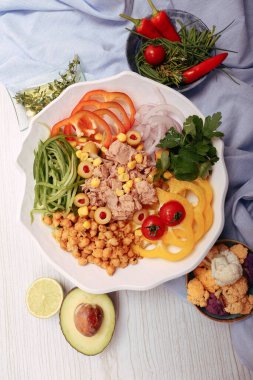 Taze salata tabağı ile karışık yeşillik