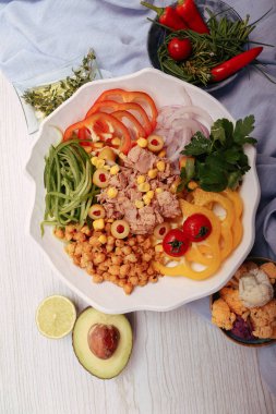 Taze salata tabağı ile karışık yeşillik