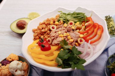 Taze salata tabağı ile karışık yeşillik