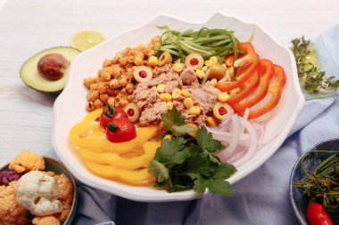 Taze salata tabağı ile karışık yeşillik