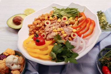 Taze salata tabağı ile karışık yeşillik