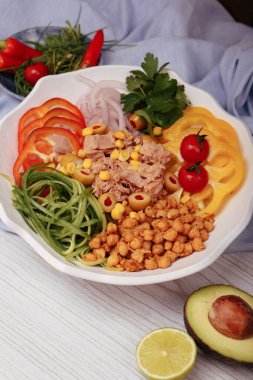 Taze salata tabağı ile karışık yeşillik