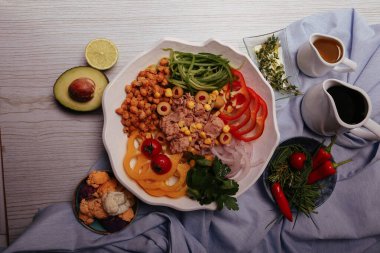 Taze salata tabağı ile karışık yeşillik