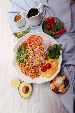 Taze salata tabağı ile karışık yeşillik