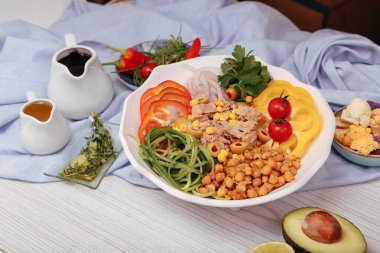 Taze salata tabağı ile karışık yeşillik