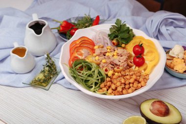 Taze salata tabağı ile karışık yeşillik