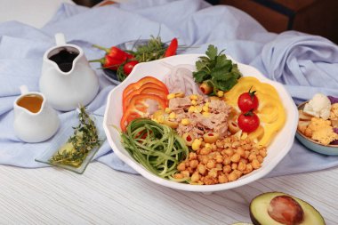 Taze salata tabağı ile karışık yeşillik