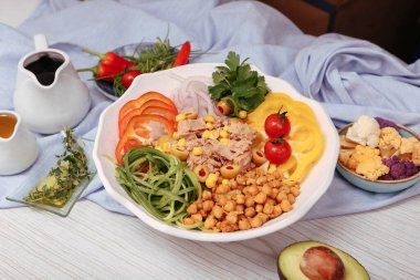 Taze salata tabağı ile karışık yeşillik