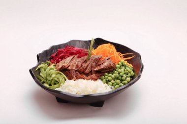 Taze salata tabağı ile karışık yeşillik