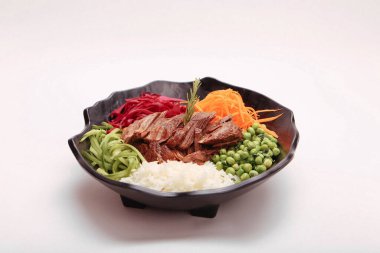 Taze salata tabağı ile karışık yeşillik