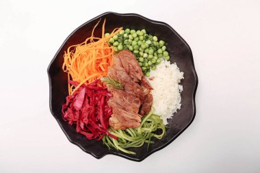 Taze salata tabağı ile karışık yeşillik