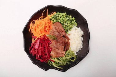 Taze salata tabağı ile karışık yeşillik