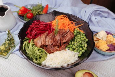 Taze salata tabağı ile karışık yeşillik