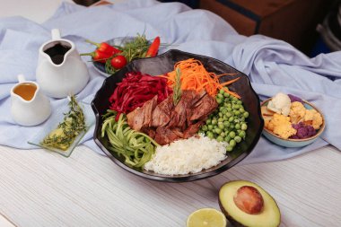 Taze salata tabağı ile karışık yeşillik