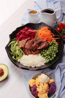 Taze salata tabağı ile karışık yeşillik