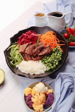 Taze salata tabağı ile karışık yeşillik