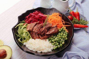 Taze salata tabağı ile karışık yeşillik