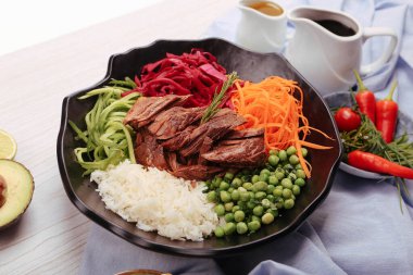 Taze salata tabağı ile karışık yeşillik